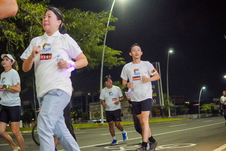 Race photo from PIK NITE RUN VIBES
