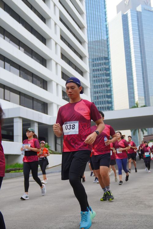 Race photo from Assurance Fun Run 2024