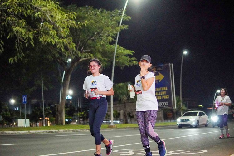Race photo from PIK NITE RUN VIBES