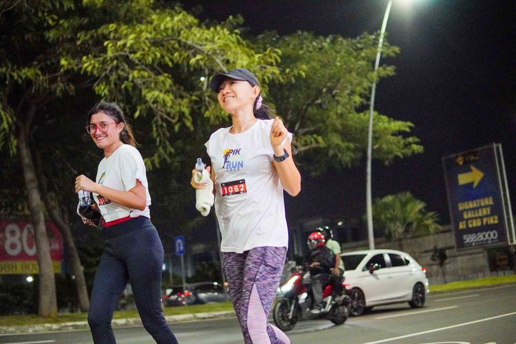 Race photo from PIK NITE RUN VIBES