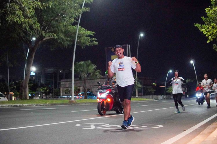 Race photo from PIK NITE RUN VIBES