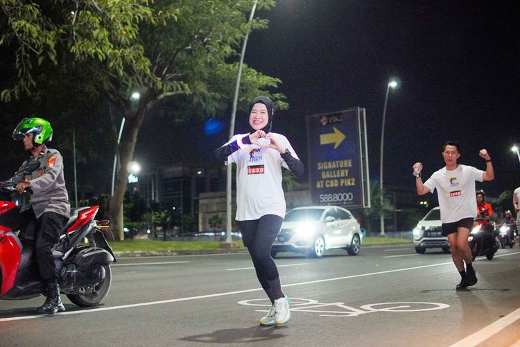 Race photo from PIK NITE RUN VIBES