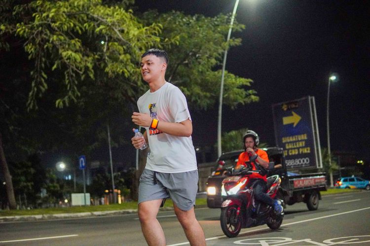 Race photo from PIK NITE RUN VIBES