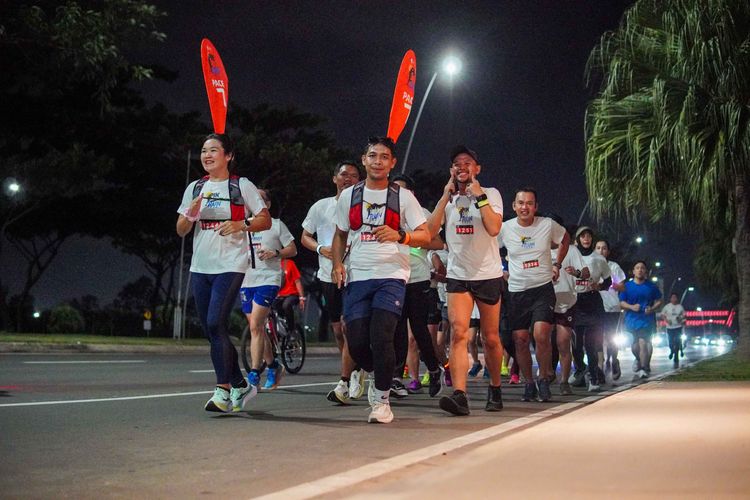Race photo from PIK NITE RUN VIBES