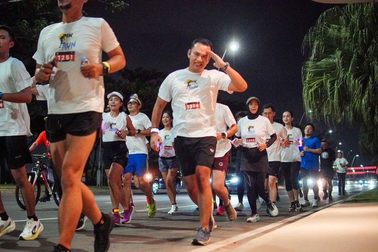 Race photo from PIK NITE RUN VIBES
