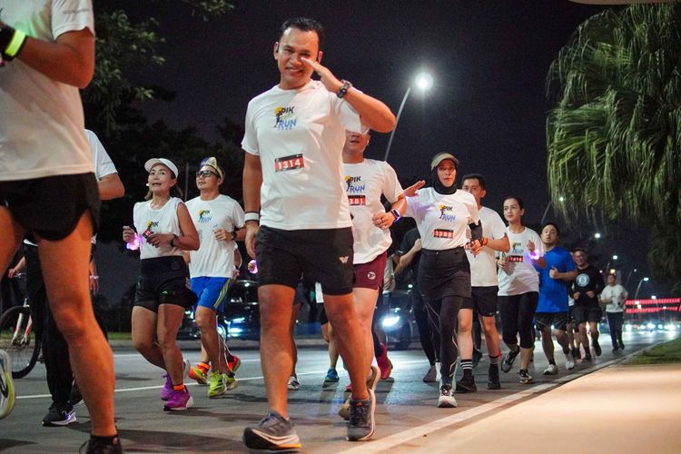 Race photo from PIK NITE RUN VIBES