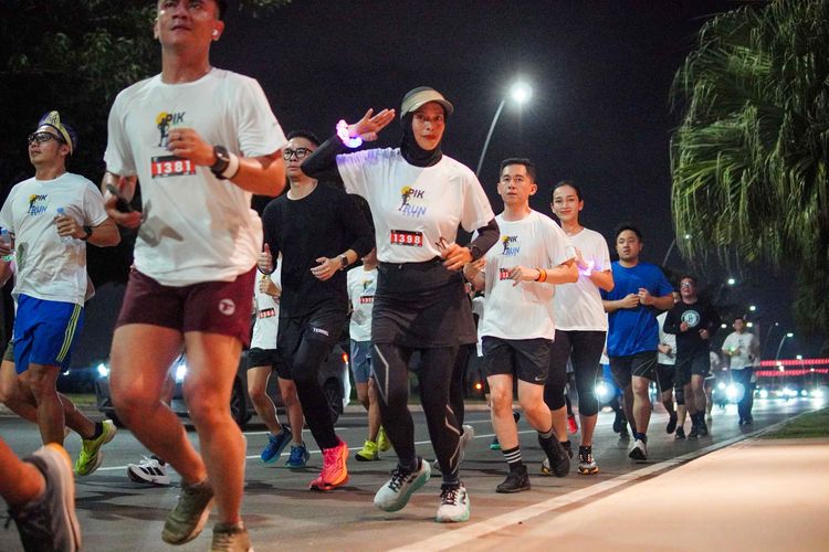 Race photo from PIK NITE RUN VIBES