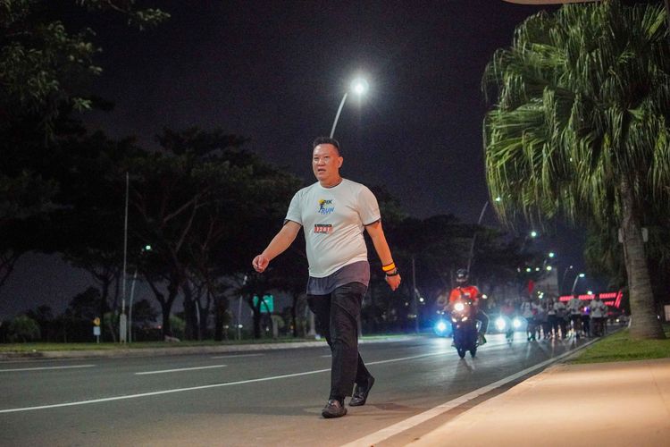 Race photo from PIK NITE RUN VIBES