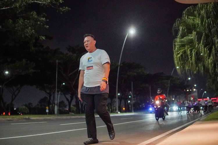 Race photo from PIK NITE RUN VIBES