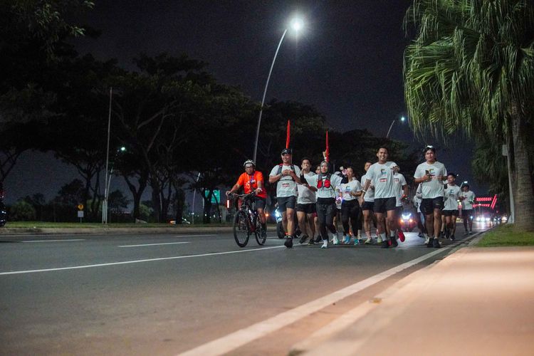 Race photo from PIK NITE RUN VIBES