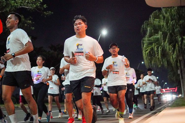 Race photo from PIK NITE RUN VIBES