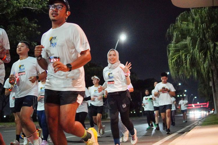 Race photo from PIK NITE RUN VIBES