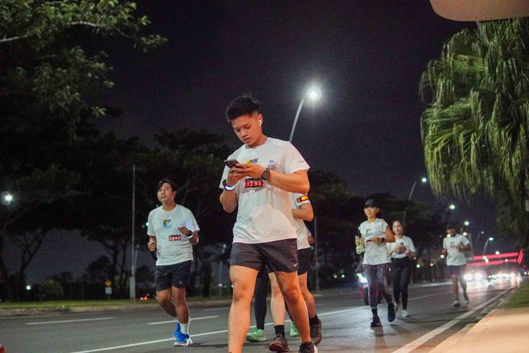 Race photo from PIK NITE RUN VIBES