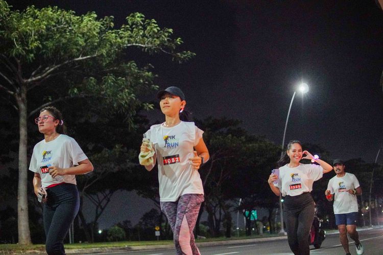Race photo from PIK NITE RUN VIBES