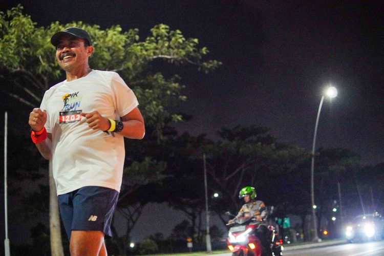Race photo from PIK NITE RUN VIBES