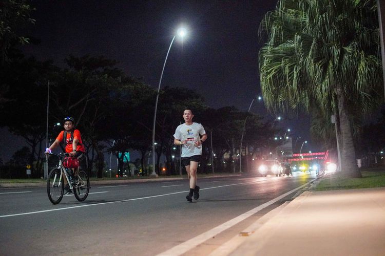 Race photo from PIK NITE RUN VIBES