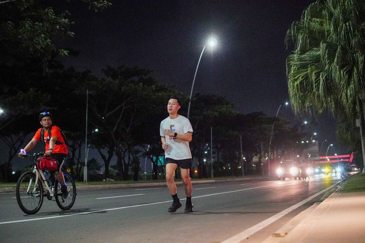 Race photo from PIK NITE RUN VIBES