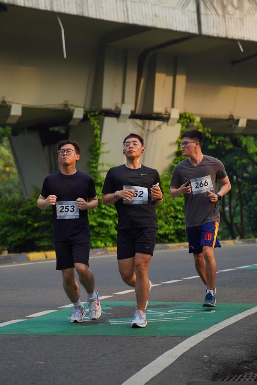 Race photo from Assurance Fun Run 2024