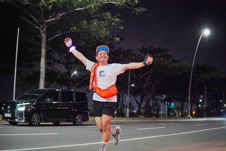 Race photo from PIK NITE RUN VIBES