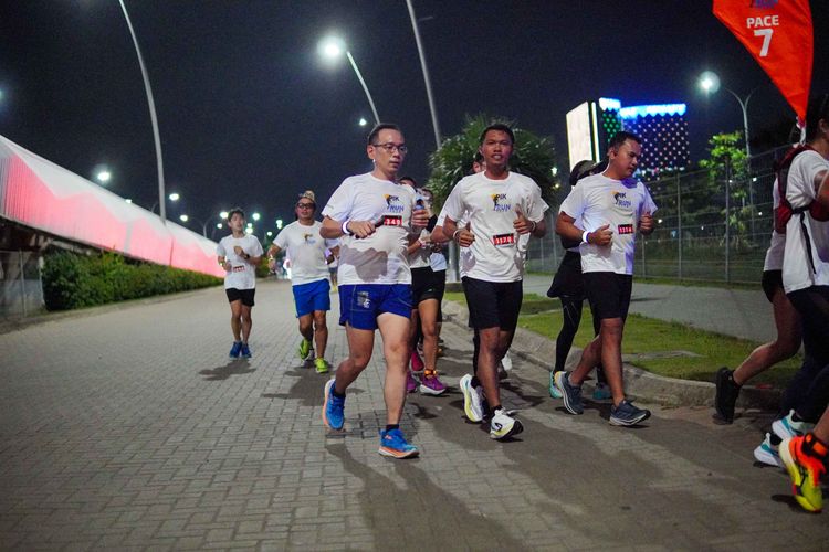 Race photo from PIK NITE RUN VIBES