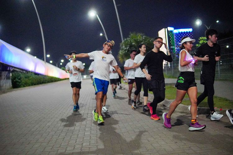 Race photo from PIK NITE RUN VIBES