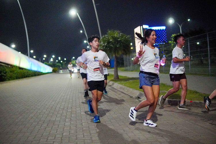 Race photo from PIK NITE RUN VIBES