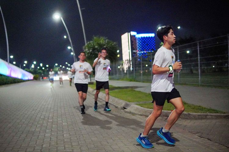 Race photo from PIK NITE RUN VIBES