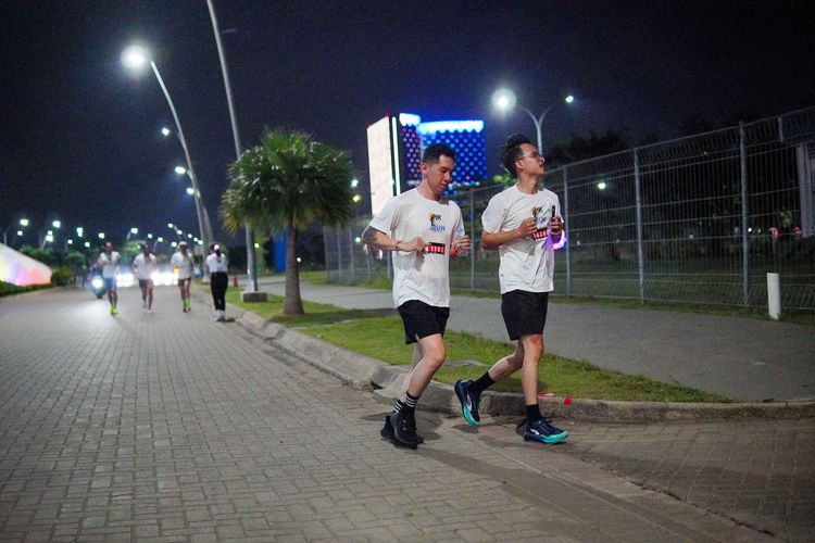 Race photo from PIK NITE RUN VIBES