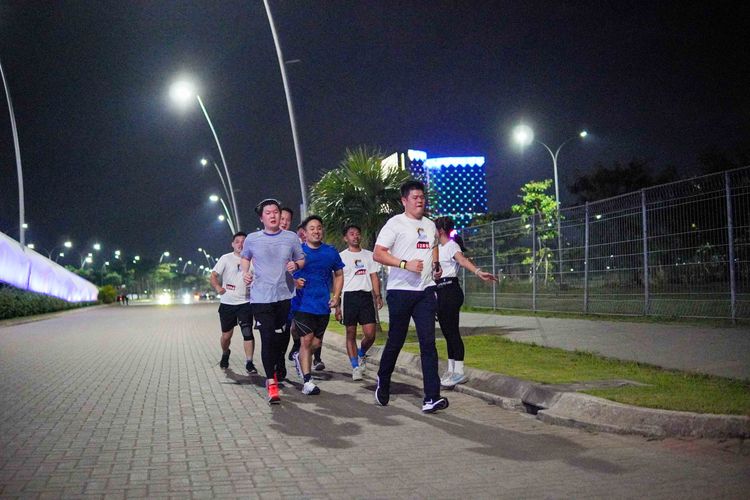 Race photo from PIK NITE RUN VIBES