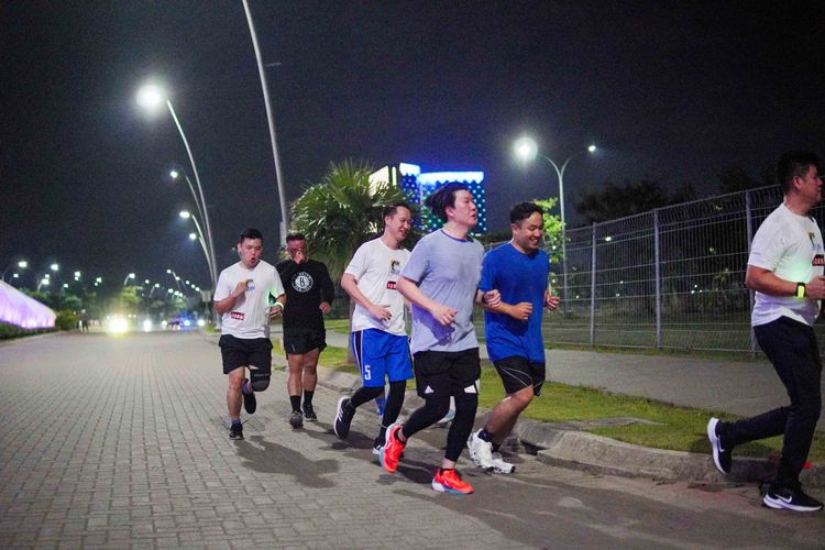 Race photo from PIK NITE RUN VIBES