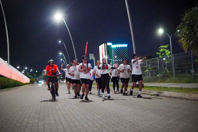 Race photo from PIK NITE RUN VIBES