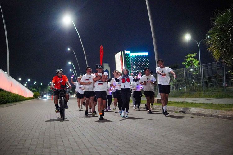 Race photo from PIK NITE RUN VIBES