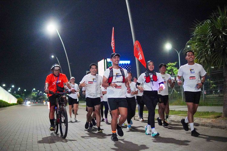 Race photo from PIK NITE RUN VIBES