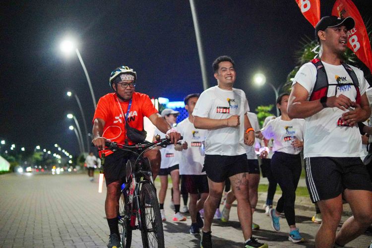 Race photo from PIK NITE RUN VIBES