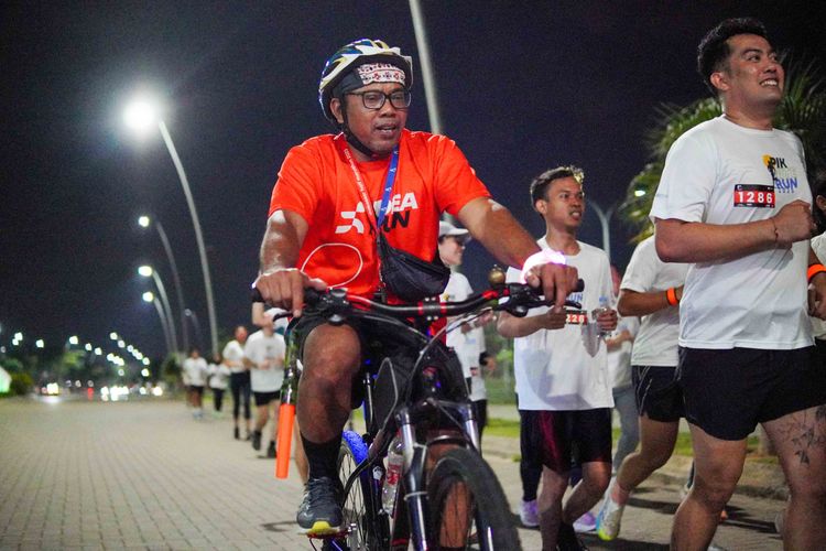 Race photo from PIK NITE RUN VIBES
