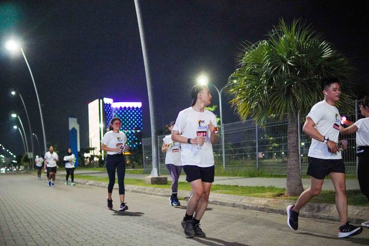 Race photo from PIK NITE RUN VIBES