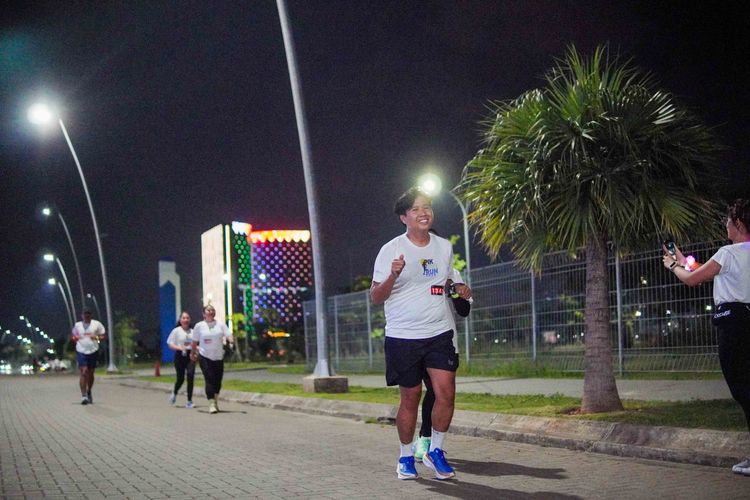 Race photo from PIK NITE RUN VIBES