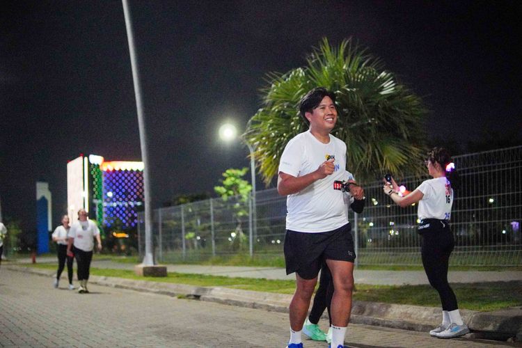 Race photo from PIK NITE RUN VIBES