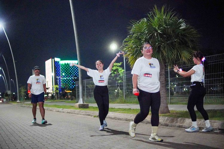 Race photo from PIK NITE RUN VIBES