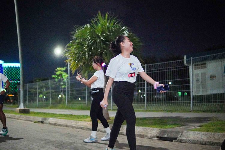 Race photo from PIK NITE RUN VIBES