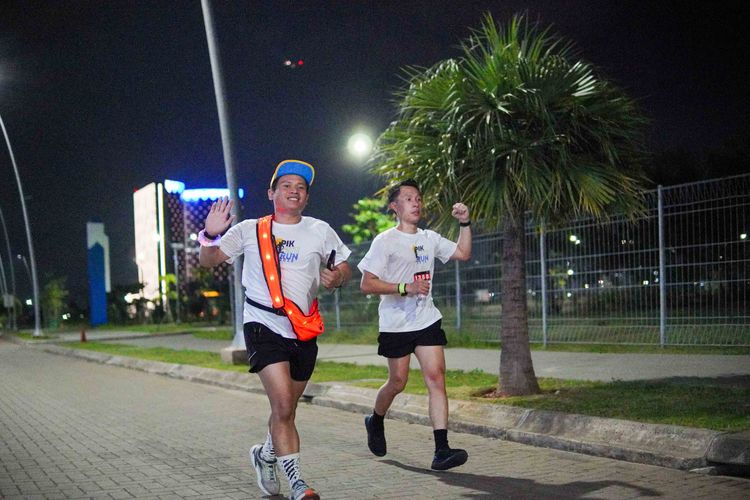 Race photo from PIK NITE RUN VIBES