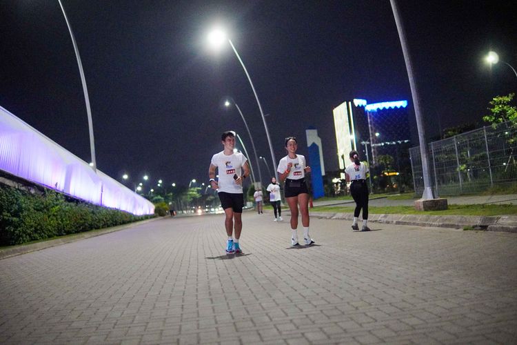Race photo from PIK NITE RUN VIBES