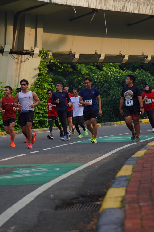 Race photo from Assurance Fun Run 2024