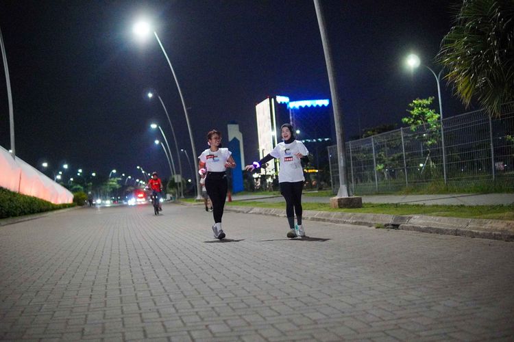 Race photo from PIK NITE RUN VIBES
