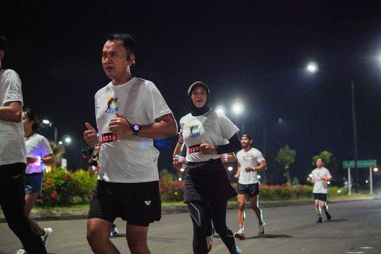 Race photo from PIK NITE RUN VIBES