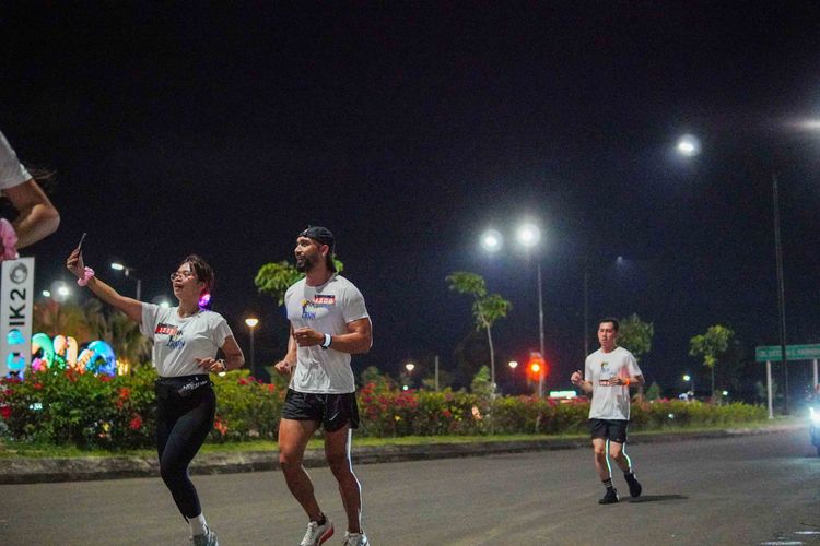Race photo from PIK NITE RUN VIBES