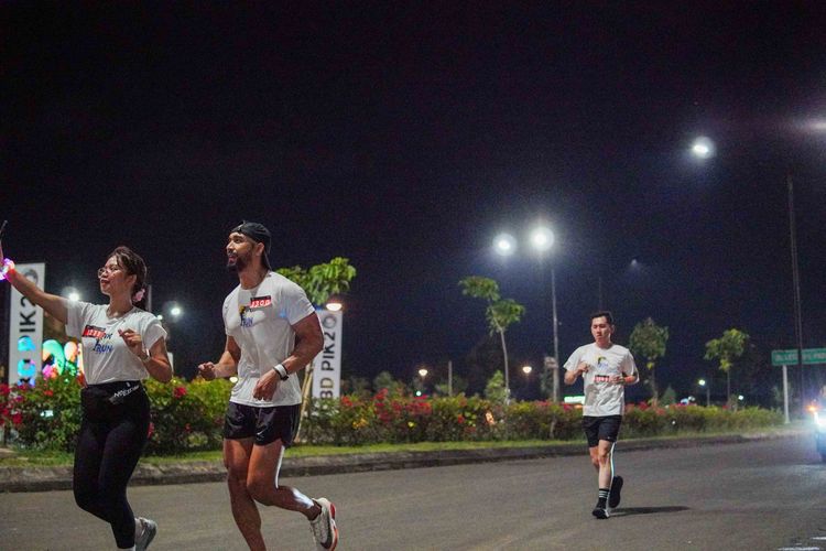 Race photo from PIK NITE RUN VIBES