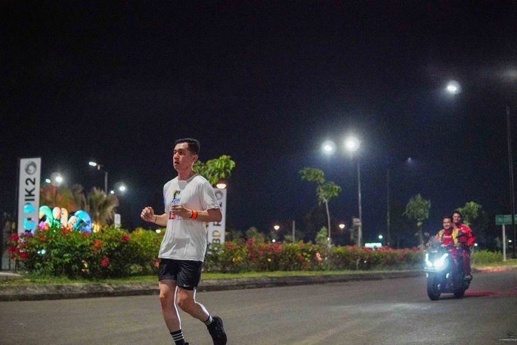 Race photo from PIK NITE RUN VIBES