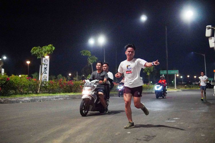 Race photo from PIK NITE RUN VIBES