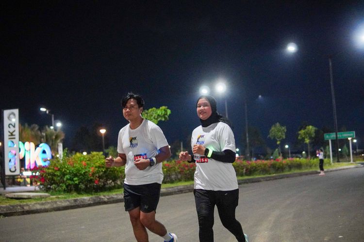Race photo from PIK NITE RUN VIBES